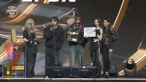 ▲▼金唱片/ALLDAY PROJECT髮型前衛!仔細一看⋯粉絲嚇歪:密集恐懼勿看。(圖/Disney+提供)