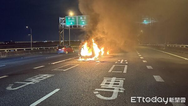 ▲▼國道3號北上212K處晚間火燒車。(圖/記者唐詠絮翻攝)