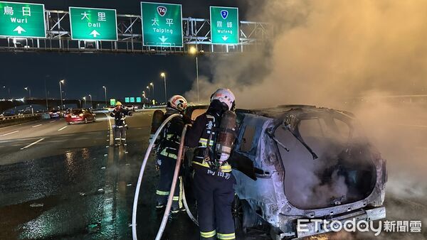▲▼國道3號北上212K處晚間火燒車。(圖/記者唐詠絮翻攝)
