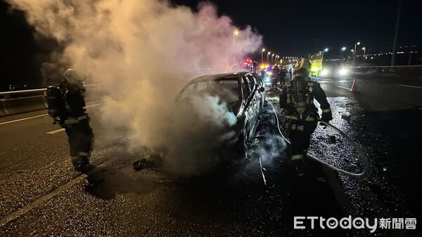▲▼國道3號北上212K處晚間火燒車。(圖/記者唐詠絮翻攝)