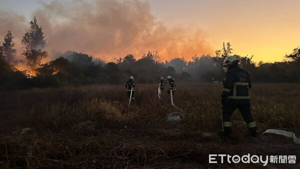 ▲▼ 金門田野大火,燒掉面積估上萬平方公尺。(圖/民眾提供)