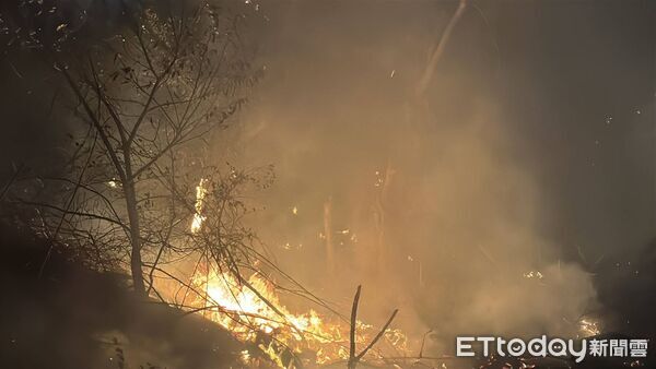 ▲▼ 金門田野大火,燒掉面積估上萬平方公尺。(圖/民眾提供)