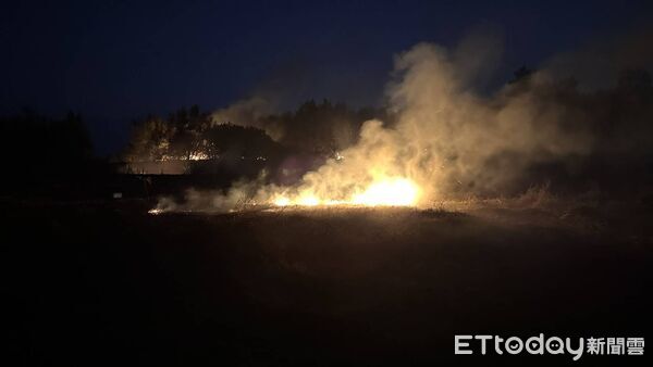 ▲▼ 金門田野大火,燒掉面積估上萬平方公尺。(圖/民眾提供)
