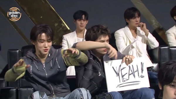 ▲▼金唱片/偶像埋頭苦寫!趙雨凡、ZB1、ATEEZ好忙 仔細看是繁中告白。(圖/Disney+提供)