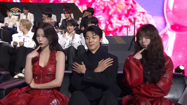 ▲▼金唱片/許光漢夾在兩大女神中間!咬唇羞跳「嗯嗯~」 3萬人瘋掉(圖/翻攝自Disney+)