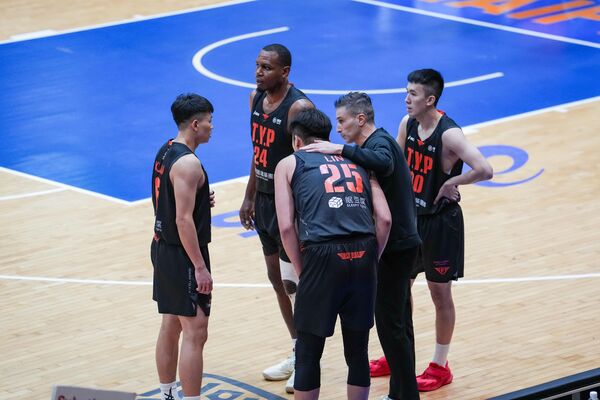 ▲桃園璞園領航猿阿提諾、陳將双、總教練卡米諾斯。(圖/PLG提供)