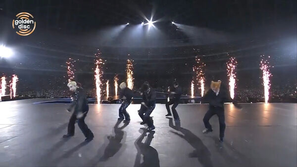 ▲Stray Kids唱一半脫了!「精壯六塊肌、胸肌」3萬人暴動噴鼻血 。(圖/翻攝自Disney+)