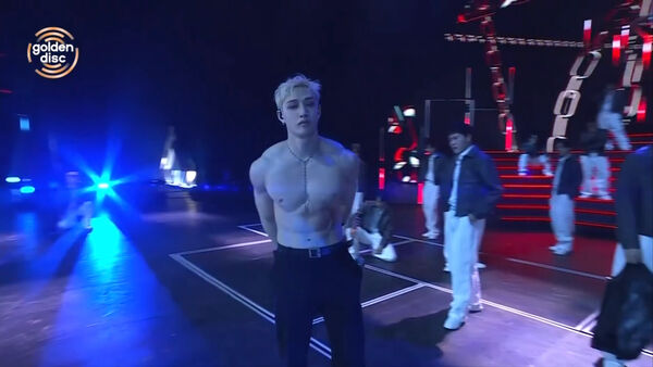 ▲▼ 金唱片/Stray Kids唱一半脫了。(圖/翻攝自Disney+)