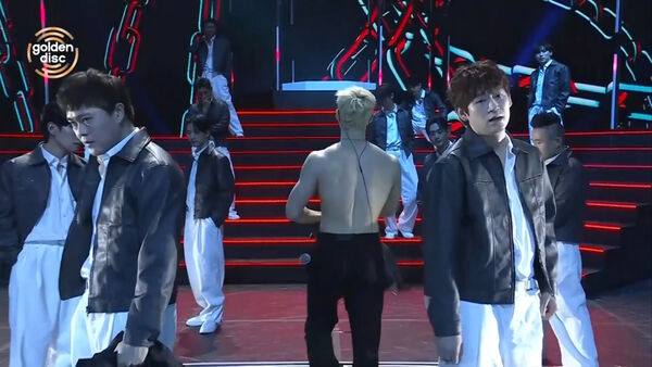 ▲▼ 金唱片/Stray Kids唱一半脫了!「精壯六塊肌、胸肌」3萬人暴動噴鼻血 。(圖/翻攝自Disney+)