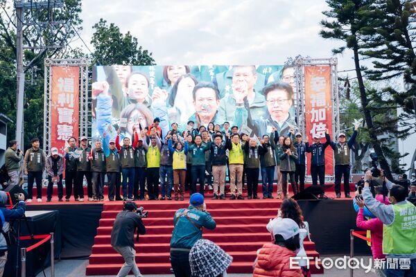 ▲林俊憲佳里造勢活動湧入上萬人,展現大北門團結氣勢。(記者林東良翻攝,下同)