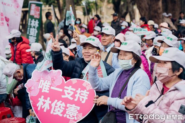 ▲林俊憲佳里造勢活動湧入上萬人,展現大北門團結氣勢。(記者林東良翻攝,下同)