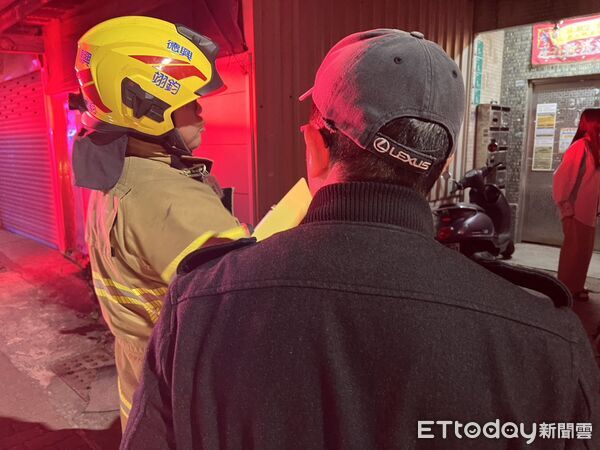 ▲台南南區新建路住宅9日晚間發生廚房乾燒火警,消防人員到場迅速關閉爐火,所幸未延燒。(記者林東良翻攝,下同)