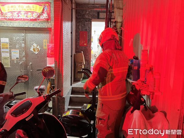 ▲台南南區新建路住宅9日晚間發生廚房乾燒火警,消防人員到場迅速關閉爐火,所幸未延燒。(記者林東良翻攝,下同)