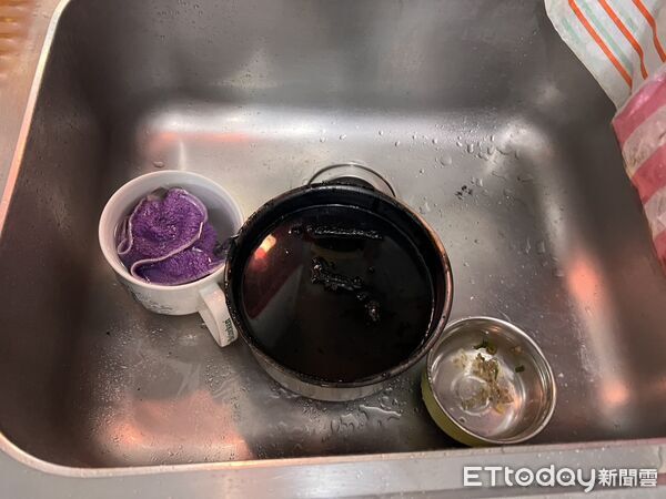 ▲台南南區新建路住宅9日晚間發生廚房乾燒火警,消防人員到場迅速關閉爐火,所幸未延燒。(記者林東良翻攝,下同)