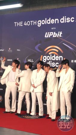 獨家/JENNIE金唱片紅毯艷壓 1原因竟「站姿」搭車超狂