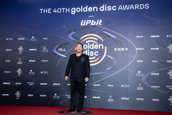 獨家/JENNIE金唱片紅毯艷壓 1原因竟「站姿」搭車超狂