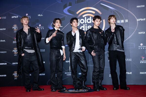 獨家/JENNIE金唱片紅毯艷壓 1原因竟「站姿」搭車超狂