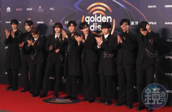 獨家/JENNIE金唱片紅毯艷壓 1原因竟「站姿」搭車超狂