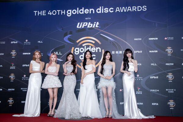 獨家/JENNIE金唱片紅毯艷壓 1原因竟「站姿」搭車超狂