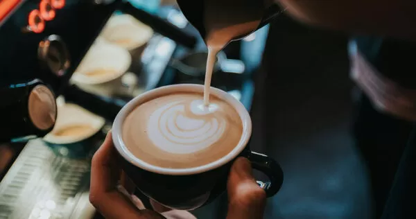 劉博仁示警,拿鐵中的糖和牛奶恐引發身體發炎反應。(示意圖/unsplash)