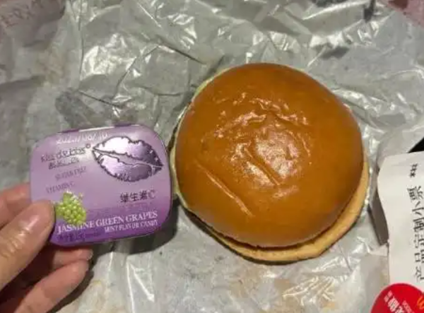 ▲▼ 麥當勞漢堡變“馬卡龍”?網友實測8釐米直徑引爆爭議! 。(圖/翻攝 觀察者網、春嬌志明說)