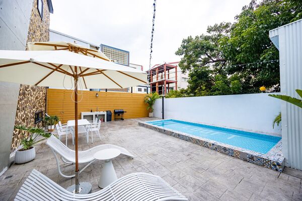 ▲▼墾丁巷弄裡的美式度假住宿。(圖/部落客黑皮提供)