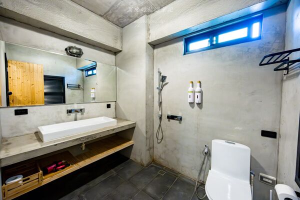 ▲▼墾丁巷弄裡的美式度假住宿。(圖/部落客黑皮提供)