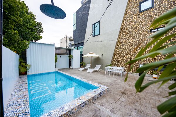 ▲▼墾丁巷弄裡的美式度假住宿。(圖/部落客黑皮提供)