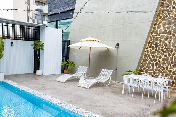 ▲▼墾丁巷弄裡的美式度假住宿。(圖/部落客黑皮提供)