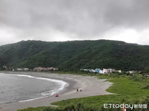 ▲知名景點「情人彎」南方澳內埤海灘傳出婦人溺水意外,10日遺體被尋獲。(圖/記者游芳男攝)