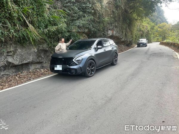 ▲▼苗栗泰安鄉落石砸車。(圖/記者楊永盛翻攝)