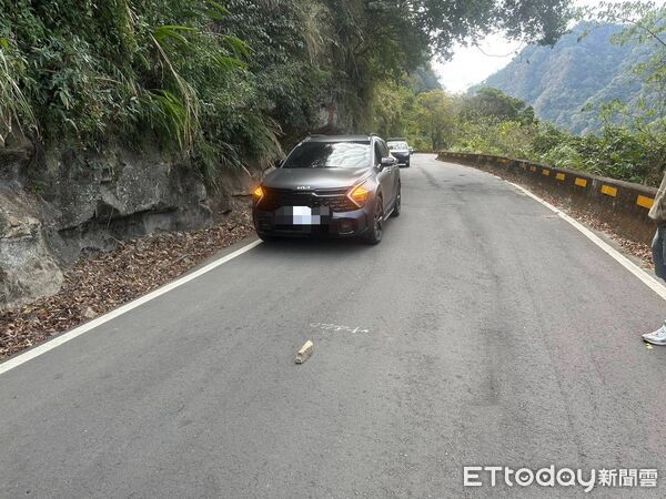 ▲▼苗栗泰安鄉落石砸車。(圖/記者楊永盛翻攝)