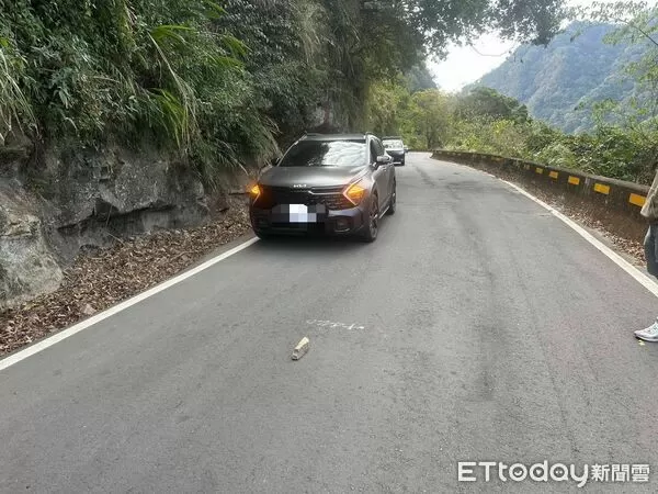 ▲▼苗栗泰安鄉落石砸車。(圖/記者楊永盛翻攝)