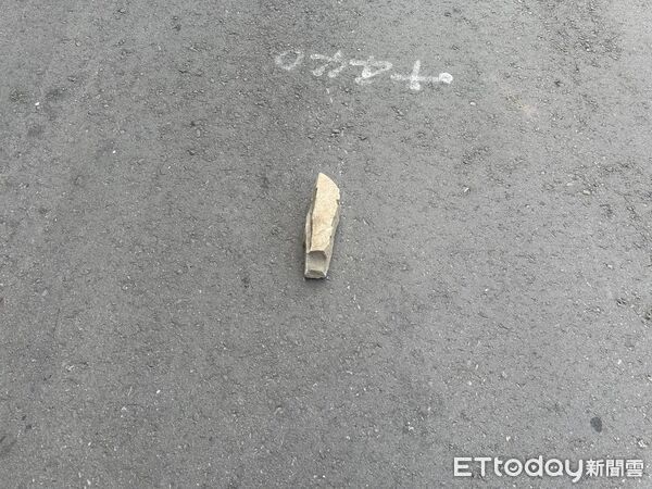 ▲▼苗栗泰安鄉落石砸車。(圖/記者楊永盛翻攝)
