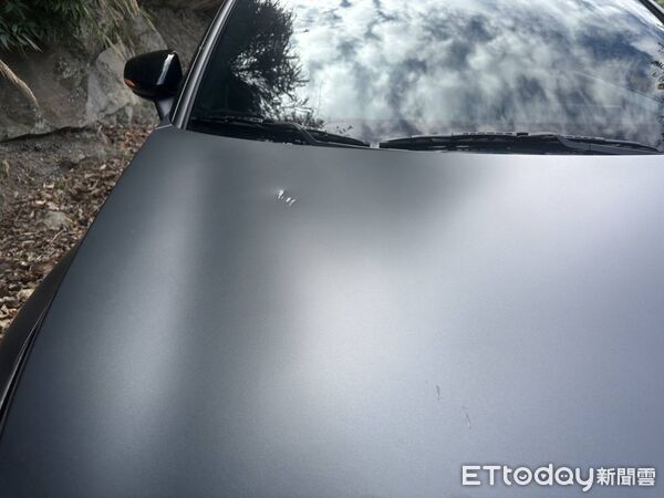 ▲▼苗栗泰安鄉落石砸車。(圖/記者楊永盛翻攝)