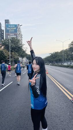 ▲台鋼集團啦啦隊WING STARS韓籍成員Mingo(朴旻曙)挑戰高雄富邦馬拉松21K成功,好友李晧禎也在情義相挺在終點等她完賽。(圖/2S提供)