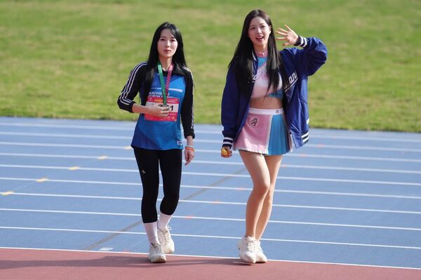 ▲台鋼集團啦啦隊WING STARS韓籍成員Mingo(朴旻曙)挑戰高雄富邦馬拉松21K成功,好友李晧禎也在情義相挺在終點等她完賽。(圖/2S提供)