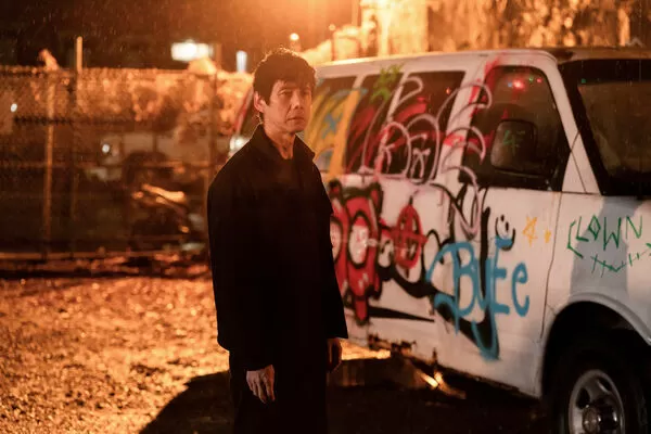 ▲▼日本影帝兒子遭綁架!紐約街頭扭打「零NG」 導演讚:完美。西島秀俊在片中與神祕男多尼爆發打鬥爭執。西島秀俊收斂矯健身手,在《最親愛的陌生人》呈現「笨拙卻真實」的打鬥。綸鎂飾演人偶劇藝術總監(圖/甲上娛樂提供)