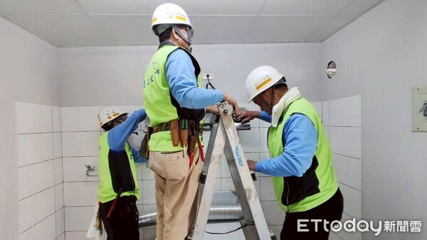 ▲台南做工行善團11日前往鹽水區完成修繕工程,完成第321戶,成功為風災受損住家重建安全生活空間。(記者林東良翻攝,下同)
