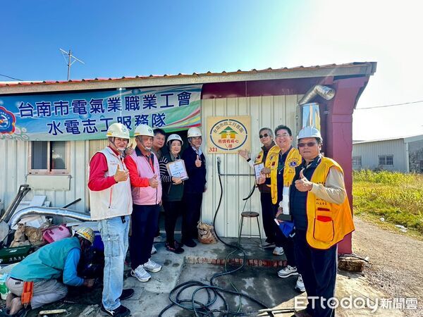 ▲台南做工行善團11日前往鹽水區完成修繕工程,完成第321戶,成功為風災受損住家重建安全生活空間。(記者林東良翻攝,下同)