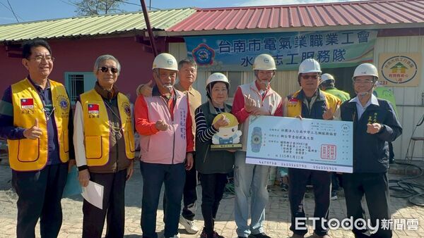 ▲台南做工行善團11日前往鹽水區完成修繕工程,完成第321戶,成功為風災受損住家重建安全生活空間。(記者林東良翻攝,下同)