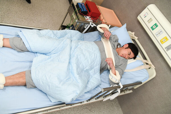 ▲亮哲在《百味人生》中,被關進「壓力房」。(圖/三立提供)