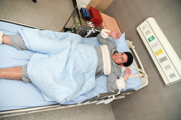 ▲亮哲在《百味人生》中,被關進「壓力房」。(圖/三立提供)