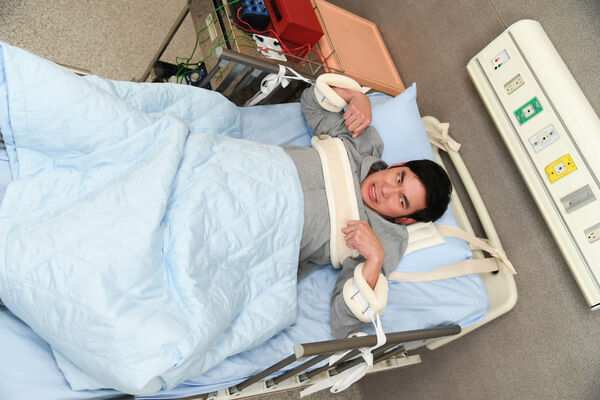 ▲亮哲在《百味人生》中,被關進「壓力房」。(圖/三立提供)