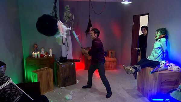 ▲亮哲在《百味人生》中,被關進「壓力房」。(圖/三立提供)