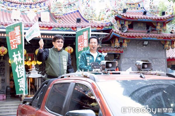 ▲林俊憲11日率領車隊自東區關帝殿出發掃街,台南市長黃偉哲現身陪同上香祈福,象徵市政穩健交棒。(記者林東良翻攝,下同)