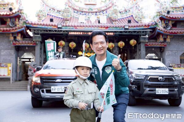 ▲林俊憲11日率領車隊自東區關帝殿出發掃街,台南市長黃偉哲現身陪同上香祈福,象徵市政穩健交棒。(記者林東良翻攝,下同)