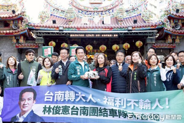 ▲林俊憲11日率領車隊自東區關帝殿出發掃街,台南市長黃偉哲現身陪同上香祈福,象徵市政穩健交棒。(記者林東良翻攝,下同)