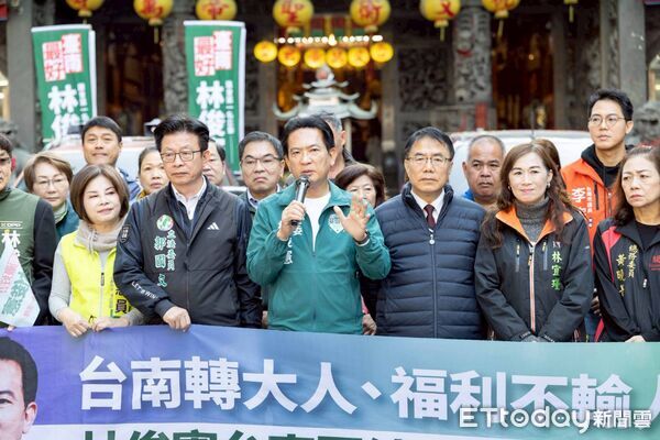 ▲林俊憲11日率領車隊自東區關帝殿出發掃街,台南市長黃偉哲現身陪同上香祈福,象徵市政穩健交棒。(記者林東良翻攝,下同)