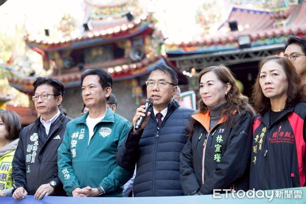 ▲林俊憲11日率領車隊自東區關帝殿出發掃街,台南市長黃偉哲現身陪同上香祈福,象徵市政穩健交棒。(記者林東良翻攝,下同)